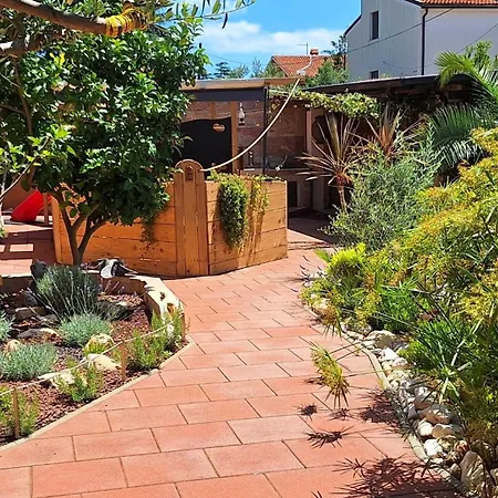 Paradise For Children, Oros Apartman *