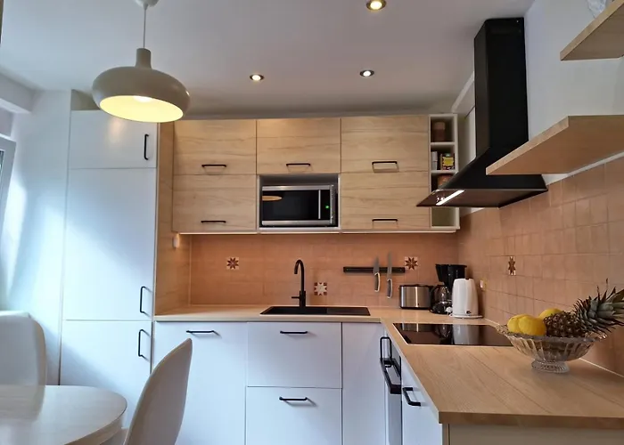 Paradise For Children, Oros Apartman