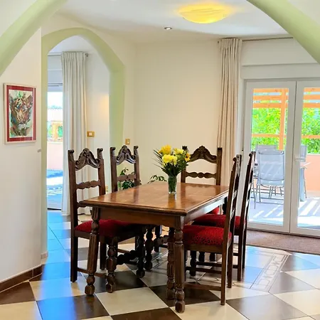 Paradise For Children, Family Oros Apartman