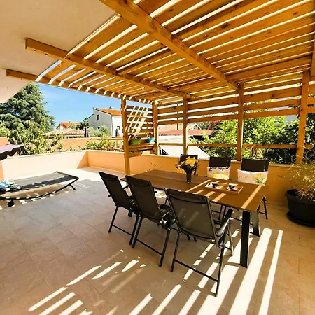 Paradise For Children, Family Oros Appartement